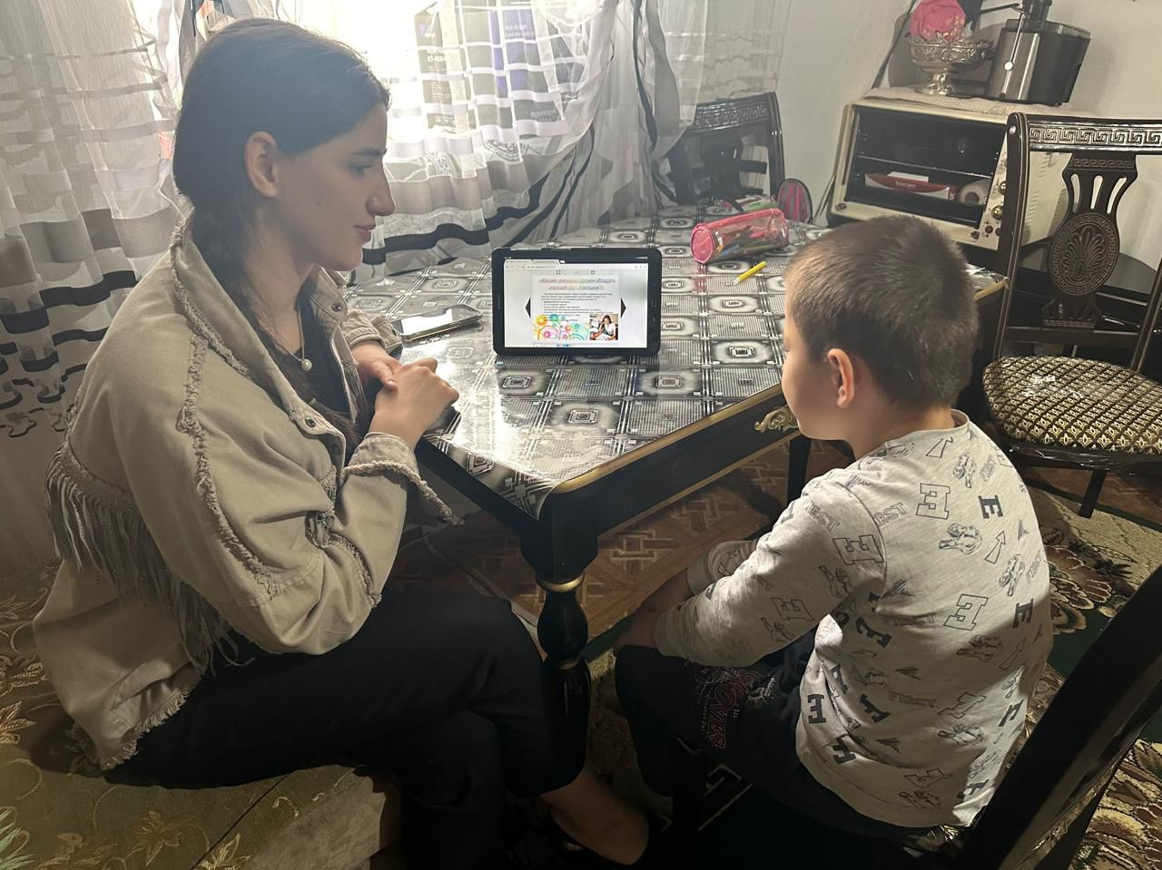 Психолог и социальный педагог отделения семьи провели ценную и содержательную беседу со своими юными получателями социальных услуг в преддверии Международного Дня Телефона Детского Доверия.